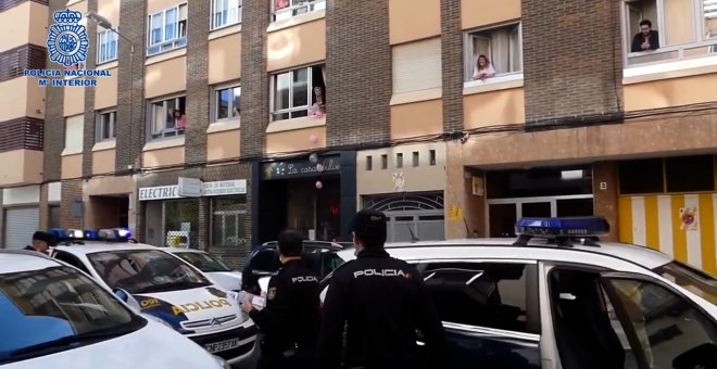 Policía entrega a una palentina una carta de felicitación de cumpleaños