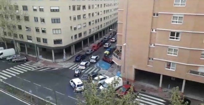 La policía de Alcalá de Henares hace sonar sus sirenas en el homenaje a los sanitarios