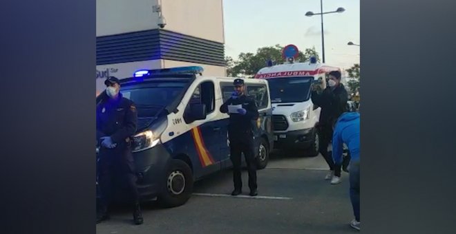 Policía Nacional rinde homenaje a los sanitarios Hospital La Fe