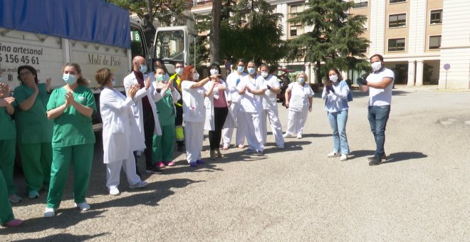 Gremio de panaderos València reparten monas de Pascua a sanitarios