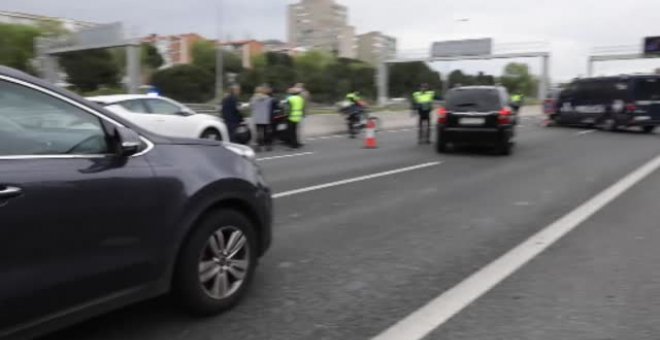 Almeida supervisa un control de tráfico de la Policía Municipal de Madrid en la A-3