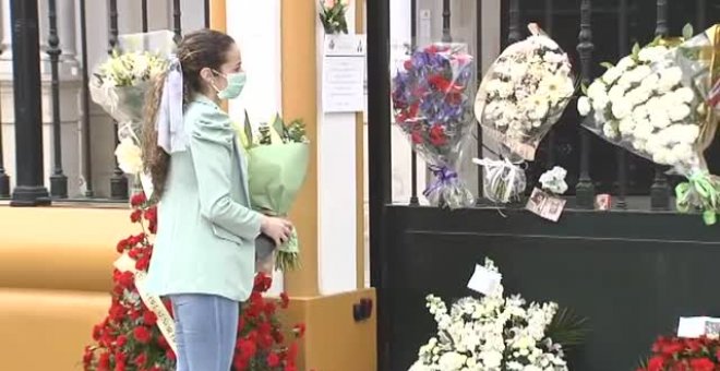 Flores y velas frente a la Basílica de la Macarena para homenajear una 'Madrugá' que no se celebrará