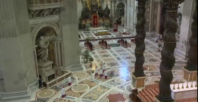 El Papa Francisco celebra la misa de Jueves Santo a puerta cerrada para evitar contagios