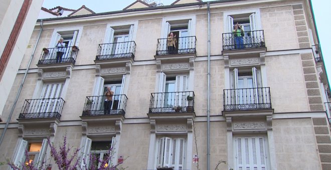 Vecinos de La Latina aplauden a los sanitarios