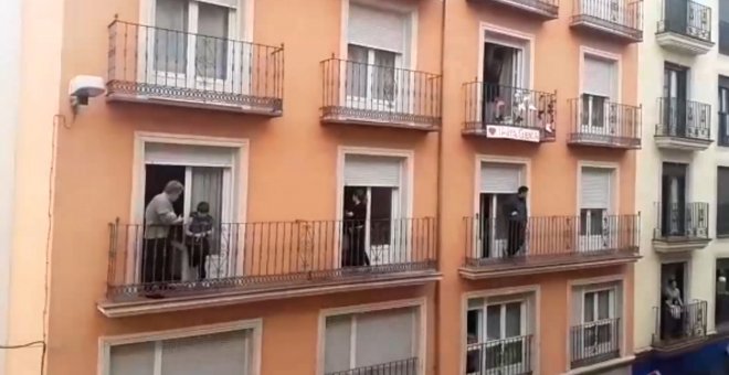 Los tambores de Turbas inundan los balcones de Cuenca
