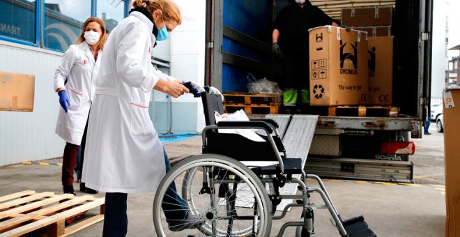 El Hospital de Laredo recibe 50 sillas ortopédicas donadas por una empresa cántabra y otra vasca