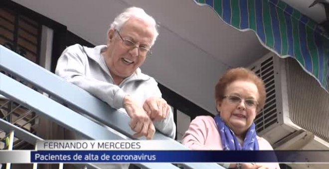 Los vecinos de uhn barrio de Córdoba reciben entre aplausos a un matrimonio recuperado de coronavirus