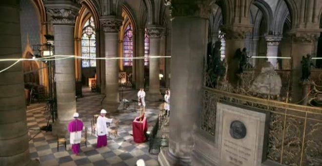 La oración de Viernes Santo descubre el interior de Notre Dame un año después del incendio