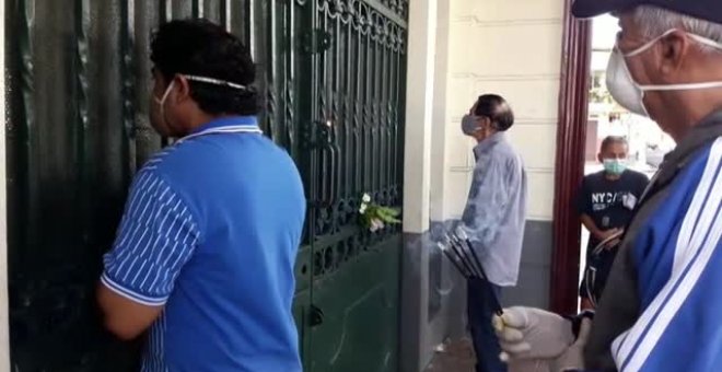Vecinos de Guayaquil rezan ante las iglesias cerradas este Viernes Santo