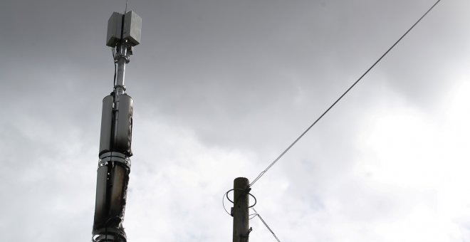 Oleada de sabotajes de torres de telefonía en Reino Unido por una 'fake news' que culpa al 5G de la expansión de la covid-19