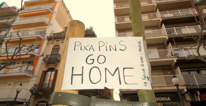 Apareixen cartells a Blanes contra usuaris de segones residències en temps de confinament
