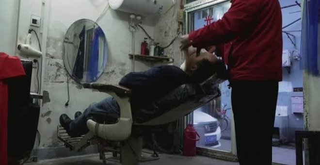 Un peluquero de Wuhan crea su propia mascarilla para atender a sus clientes