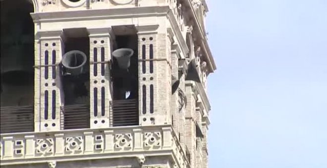 Las campanas de la Giralda de Sevilla repican en homenaje a las víctimas de COVID-19