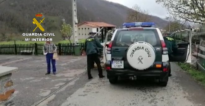 La Guardia Civil reparten medicamentos a pacientes de Oviedo