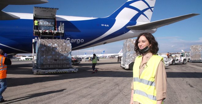 Ayuso recibe en Barajas un avión con 113 toneladas de material sanitario