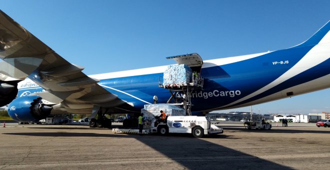 Descarga de las 113 toneladas de material sanitario del Boeing Jumbo 747
