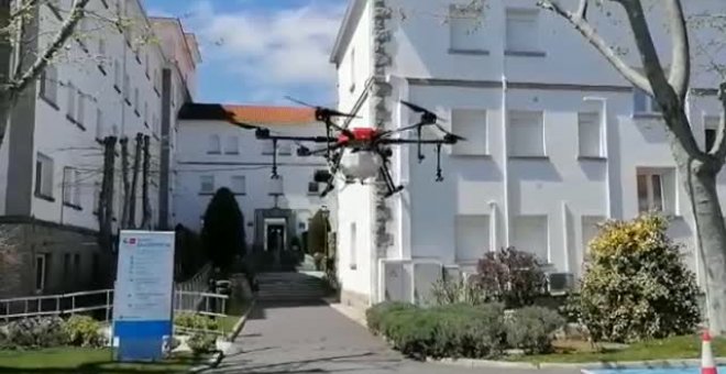 La UME sanea banco por banco dos iglesias en el municipio barcelonés de Sant Adrià de Besòs