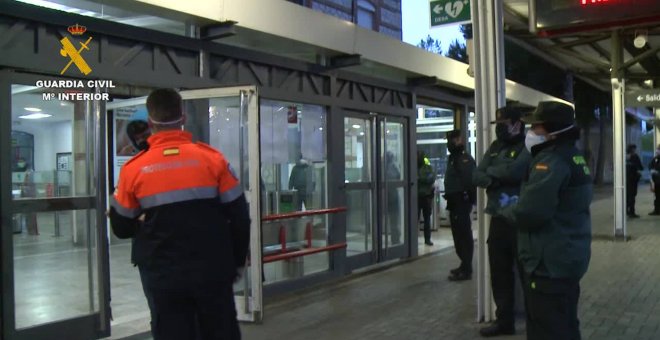 Guardia Civil reparte mascarillas en Valdemoro (Madrid