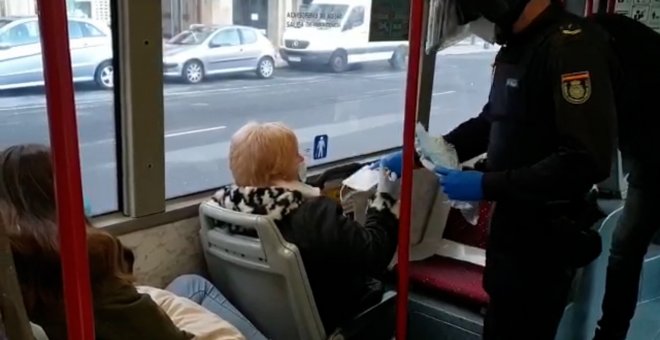 Agentes de la Policía Nacional reparten mascarillas en A Coruña