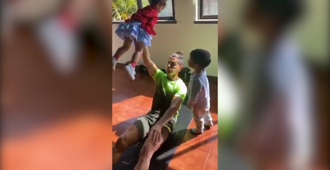 Cristiano Ronaldo entrena en casa con la ayuda de sus hijos