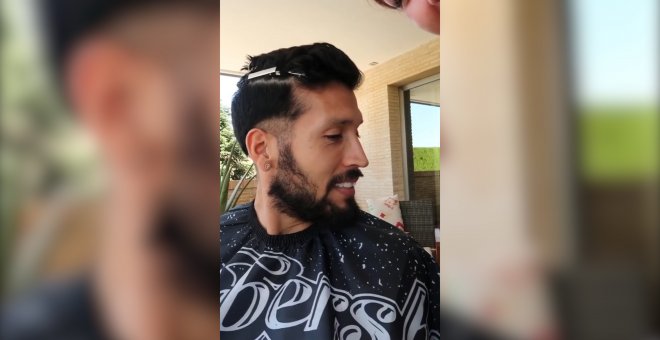 Tamara Gorro le corta el pelo a su pareja Ezequiel Garay