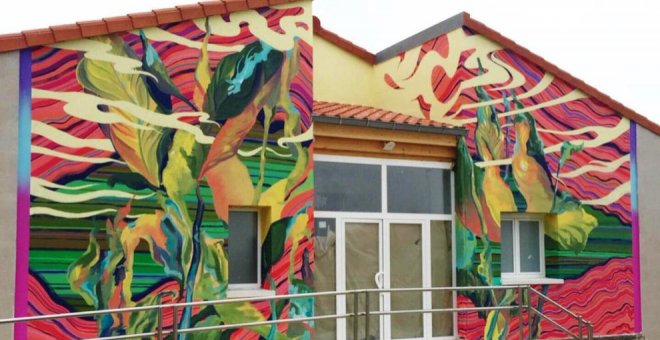 Un mural urbano realizado por Néstor del Barrio decora el antiguo consultorio de Liencres