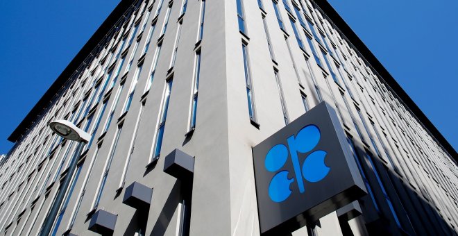 La OPEP y Rusia deciden mantener el recorte en su producción de petróleo