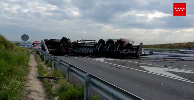 Cortada la A-5 en Móstoles (Madrid) por el vuelco de un camión