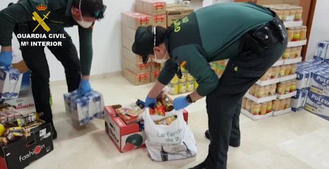 La Guardia Civil colabora con Cruz Roja y traslada alimentos a 14 familias de Carcabuey