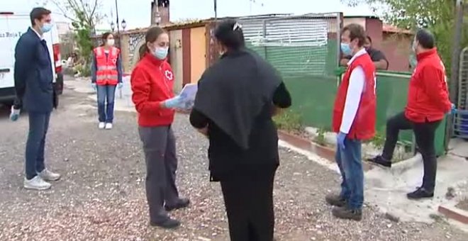 La Cruz Roja reparte alimentos en la Cañada Real Galiana