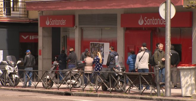 Largas esperas de los clientes en los bancos de Madrid