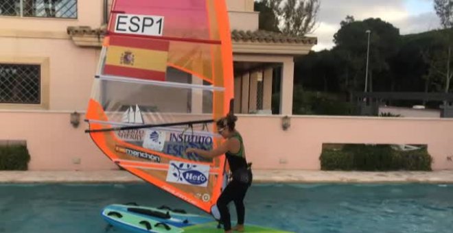 La campeona del mundo de windsurf, Blanca Manchón, entrena en su piscina