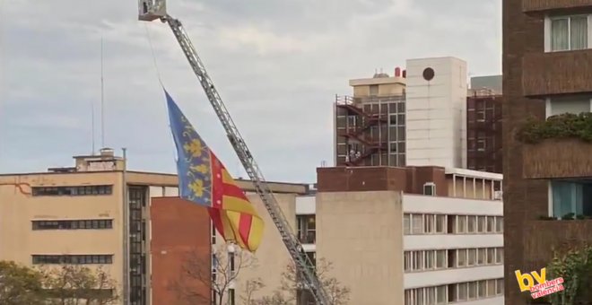 Bomberos Valencia despliegan una señera frente al Hospital Clínico