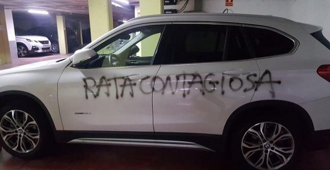Los Mossos identifican al hombre que pintó "rata contagiosa" en el coche de una doctora