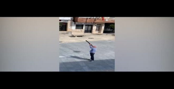 Un vecino de Malpartida, Cáceres, sale a la Plaza Mayor y realiza varios disparos al aire con una escopeta