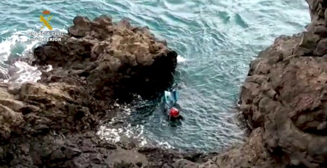 La Guardia Civil detiene a un hombre que huyó y se arrojó al mar