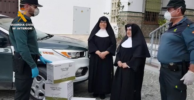 Guardia Civil entrega aceite donado por al Hogar San Francisco de Baena