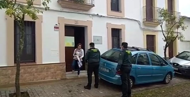 Guardia Civil reparte material escolar a los niños de Encinasola