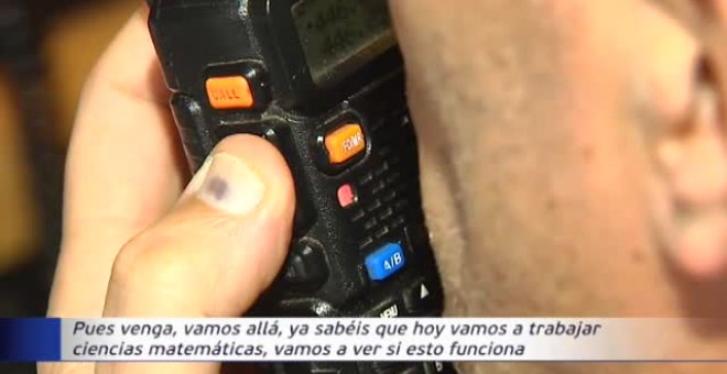 Clases por walkie-talkie ante el confinamiento sin cobertura