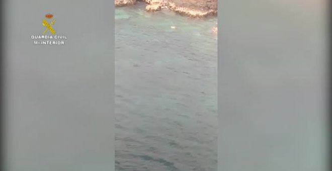 Un hombre intenta saltarse el confinamiento corriendo por la playa y para que no le multen se esconde entre unas rocas