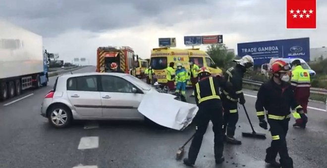 Un turismo golpea a un coche de mantenimiento en la M-503