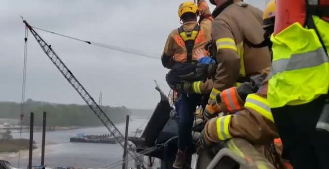 Impresionante rescate a contra reloj de un camionero atrapado en la cabina y colgando de un puente en Virginia (EEUU)