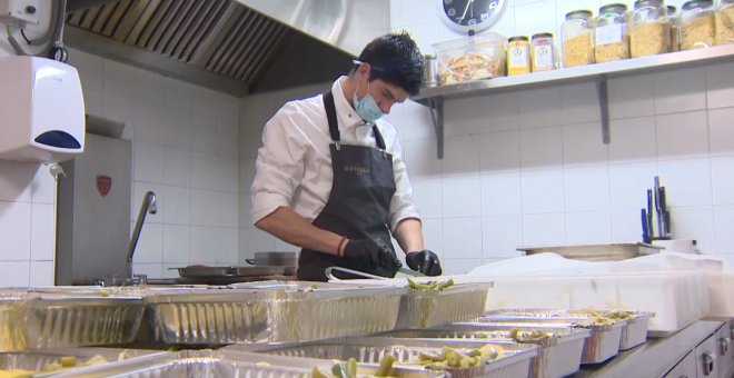 Chefs de Barcelona preparan comida para personas sin recursos