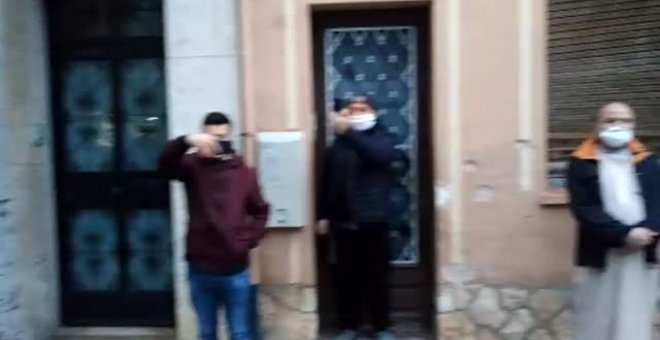 Investigan el llamamiento al rezo que hizo el imán de El Vendrell en plena calle ante un centenar de personas