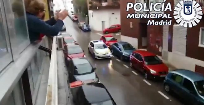 La Policía Municipal de Madrid recibe aplausos de vecinos de la capital