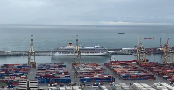 Crucero atracado en el Puerto de Barcelona