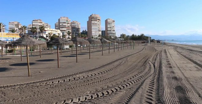 Playas de Torremolinos (Málaga) vacía y restaurantes cerrados