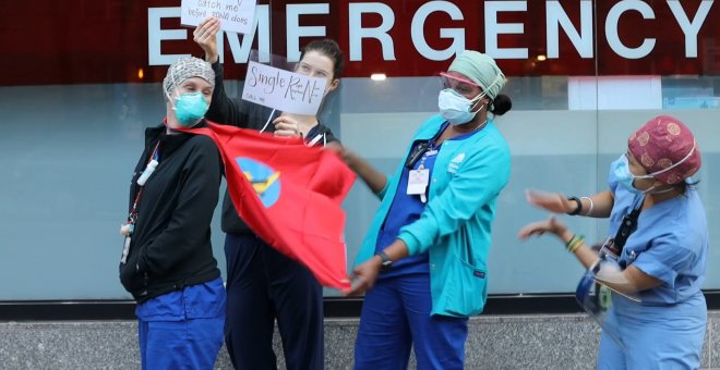 Una enfermera posa con una capa de superheroína en Nueva York