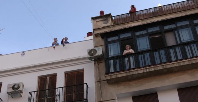 El barrio de Triana (Sevilla) se suma al aplauso a sanitarios