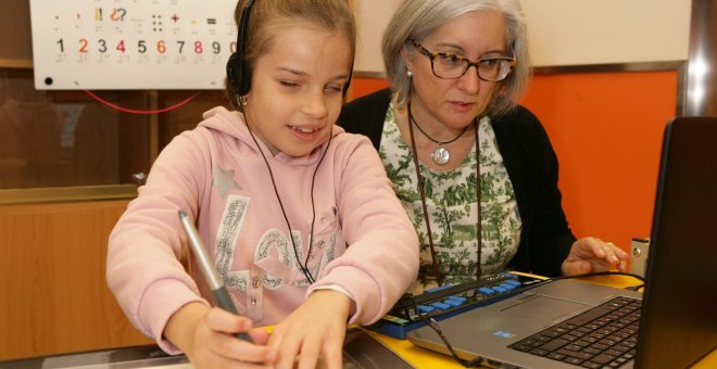 El día a día de los niños ciegos durante el confinamiento: los deberes del cole y ejercicios para reforzar su autonomía